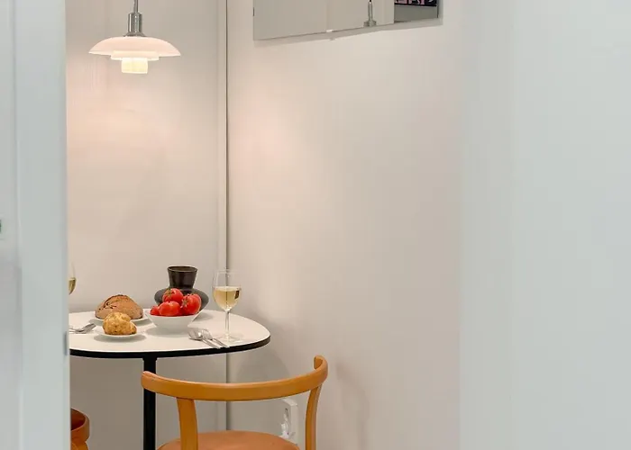 신규오픈, 웨스트 서울 모던스테이, 도심속 힐링, 2br, 홍대 명동 이동편리, 공항버스 3분, 최대 4인 *