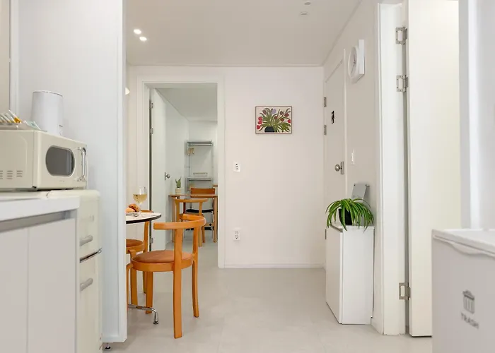 Апартаменты 신규오픈, 웨스트 서울 모던스테이, 도심속 힐링, 2br, 홍대 명동 이동편리, 공항버스 3분, 최대 4인 *