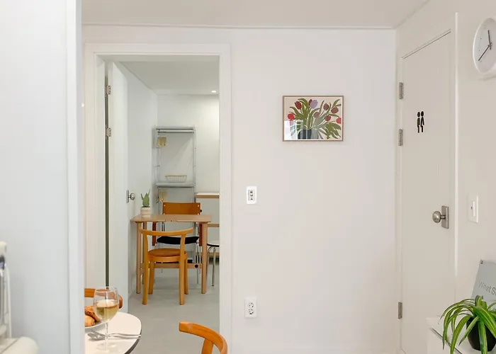 신규오픈, 웨스트 서울 모던스테이, 도심속 힐링, 2br, 홍대 명동 이동편리, 공항버스 3분, 최대 4인 * Сеул