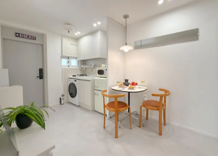 신규오픈, 웨스트 서울 모던스테이, 도심속 힐링, 2br, 홍대 명동 이동편리, 공항버스 3분, 최대 4인 *