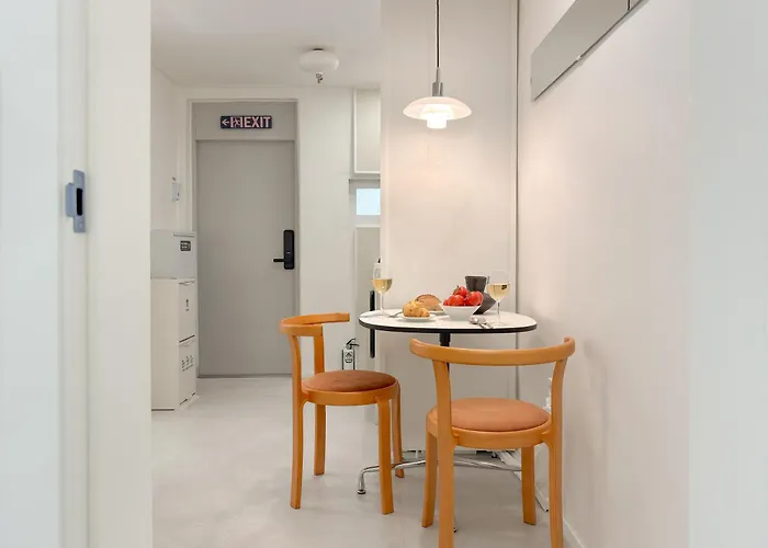 신규오픈, 웨스트 서울 모던스테이, 도심속 힐링, 2br, 홍대 명동 이동편리, 공항버스 3분, 최대 4인