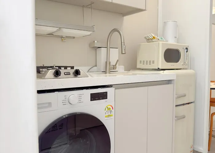 Апартаменты 신규오픈, 웨스트 서울 모던스테이, 도심속 힐링, 2br, 홍대 명동 이동편리, 공항버스 3분, 최대 4인 Сеул