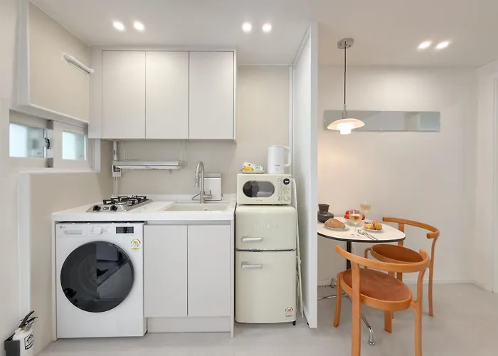 Апартаменты 신규오픈, 웨스트 서울 모던스테이, 도심속 힐링, 2br, 홍대 명동 이동편리, 공항버스 3분, 최대 4인 Сеул