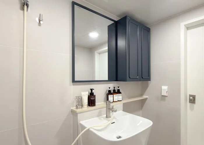 신규오픈, 웨스트 서울 모던스테이, 도심속 힐링, 2br, 홍대 명동 이동편리, 공항버스 3분, 최대 4인 * Сеул